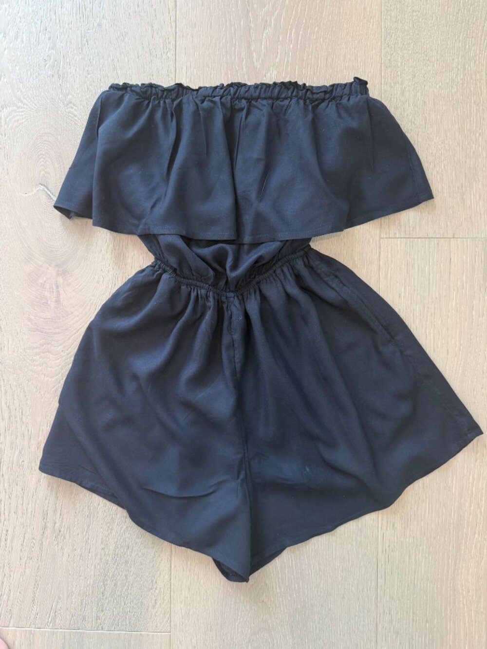Hollister Black strapless Ruffle Romper Size XS Smocked Waist